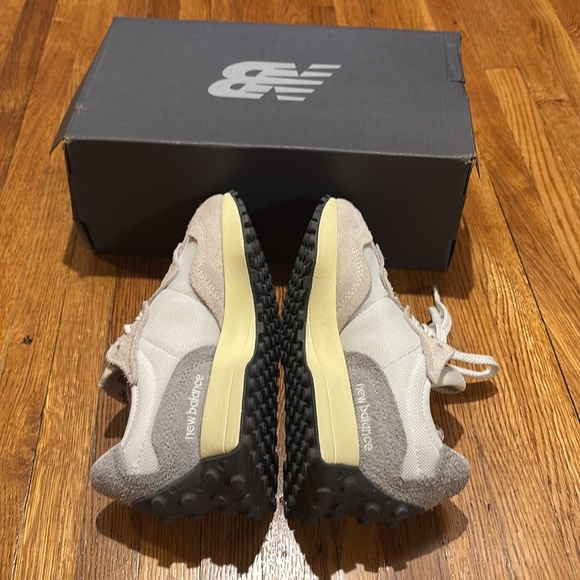 New Balance 327 Womens White/Grey Asst Sizes - Picture 3 of 4